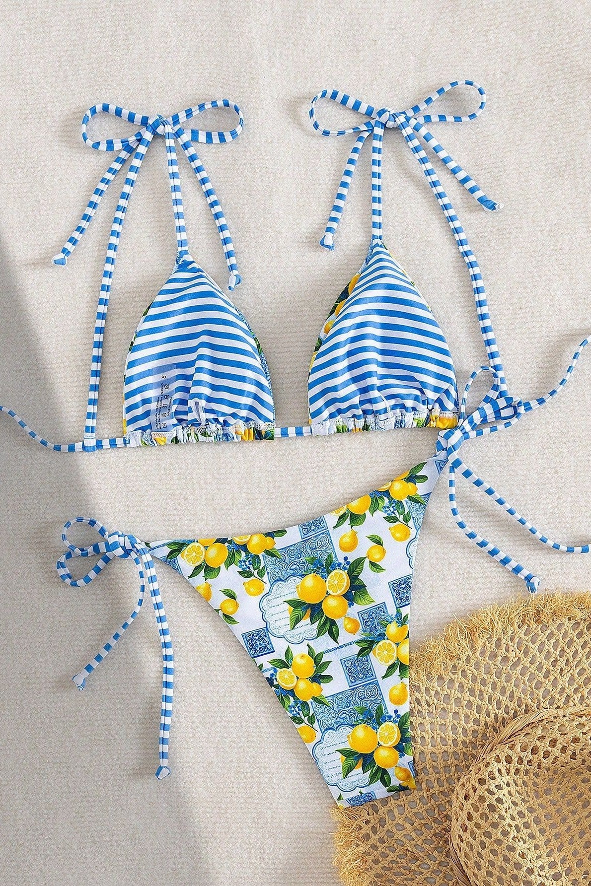 Detail van de dames bikini met citroenmotief en streeppatroon