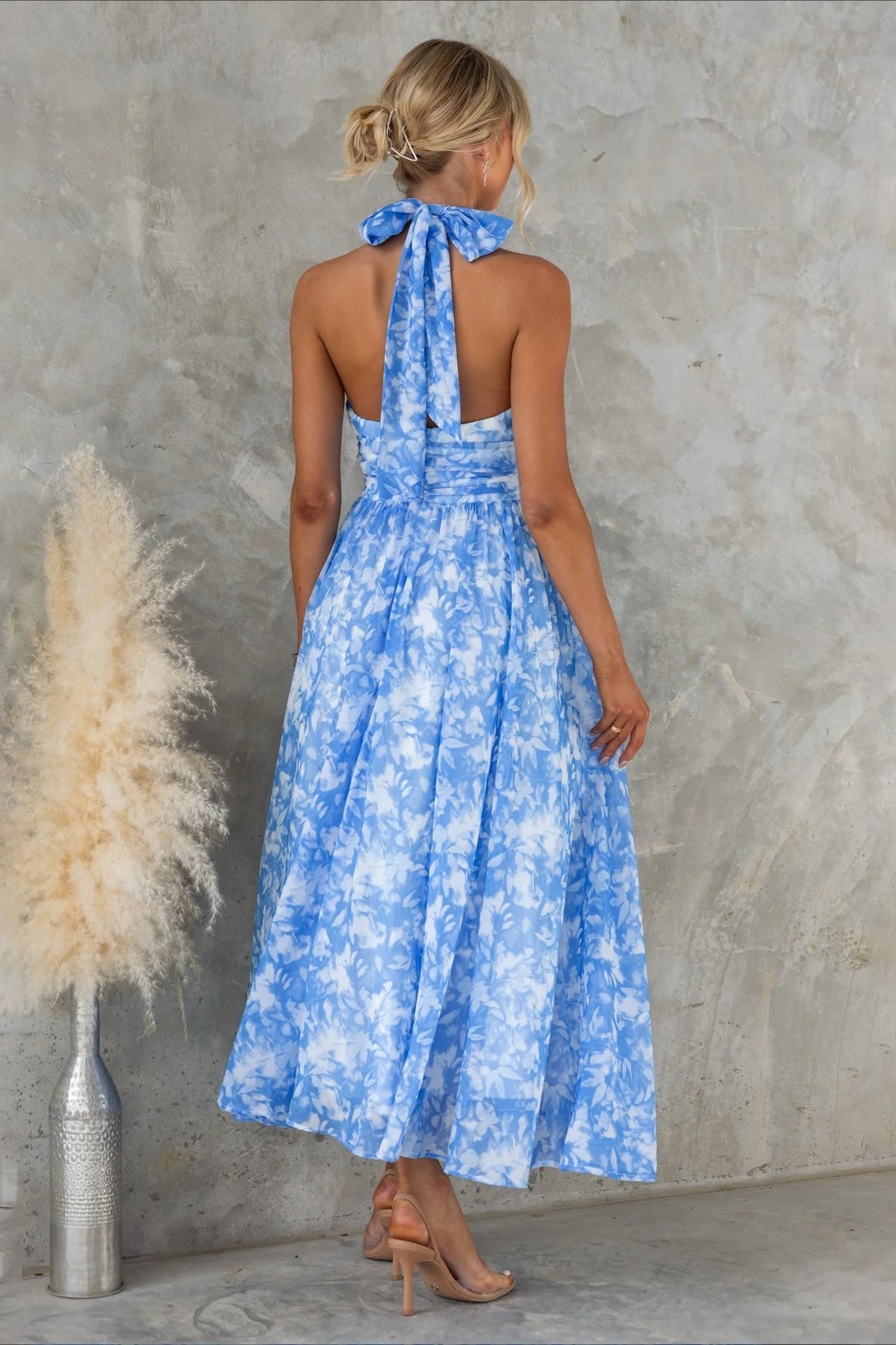 Midi-jurk met bloemenprint, halternek en open rug