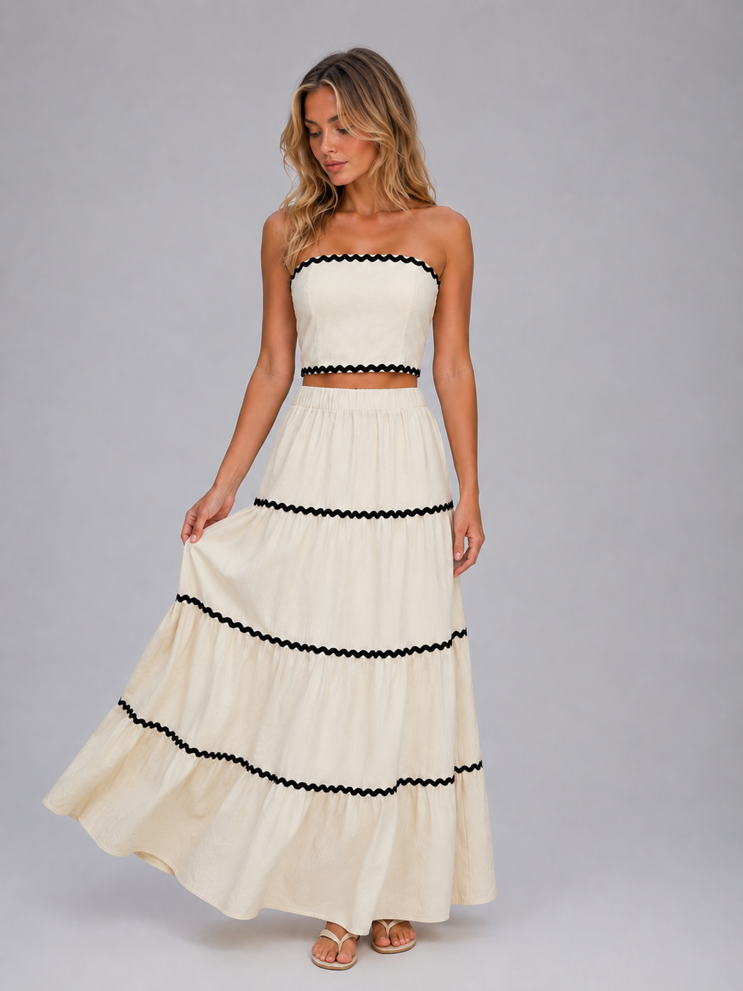 Dames co-ord set met maxirok en crop top gedragen als complete look