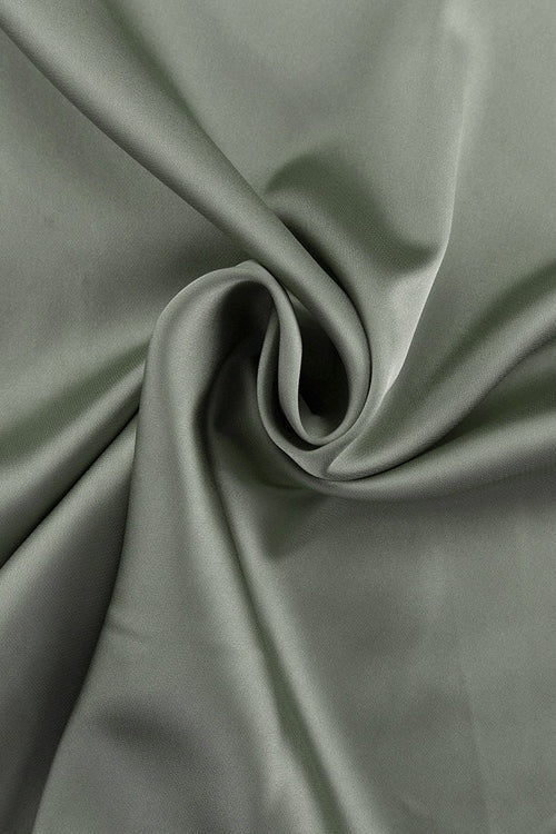Close-up van de glanzende satijnen mini jurk met verfijnde ruches