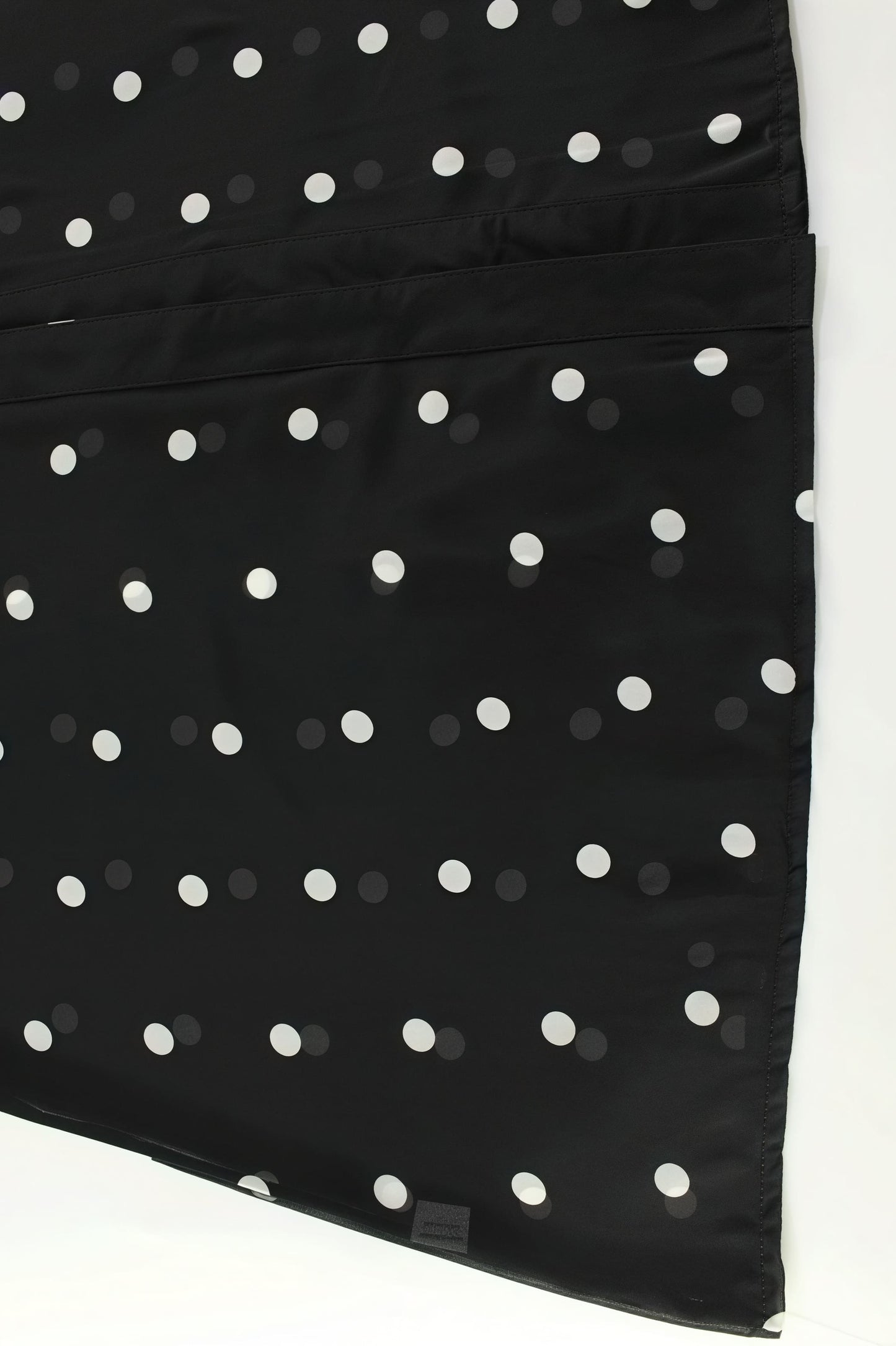 Boven-de-knie midi-jurk met V-hals, polkadot en hoge split, zwart