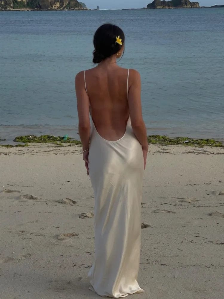 Lange Satijnen Witte Jurk Met Open Rug – Ibiza Vibe