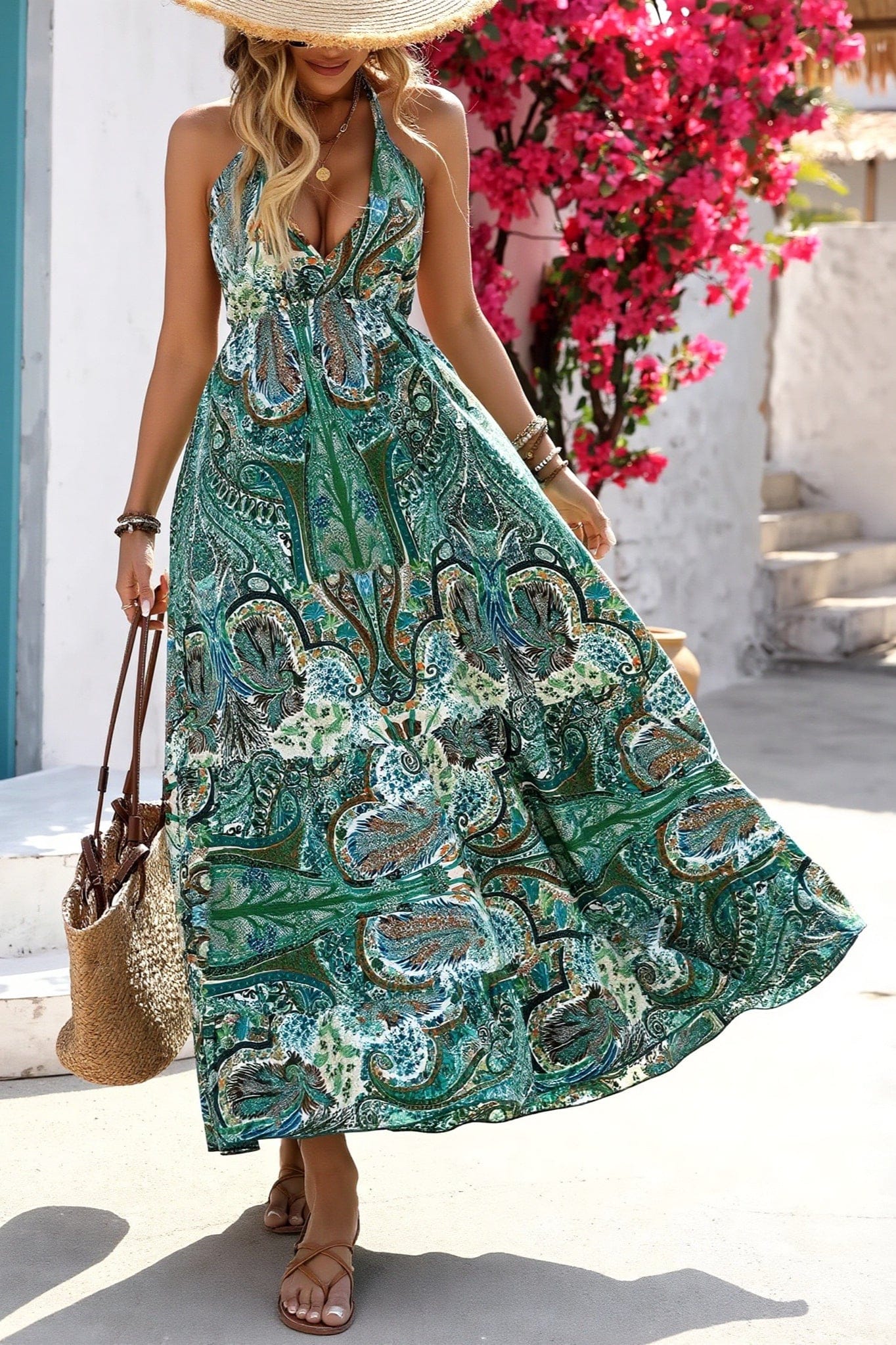 Dames maxi jurk met paisley print en halterhals op een witte achtergrond