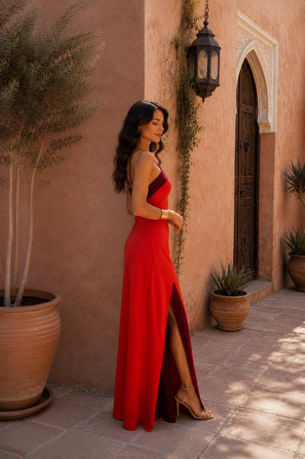 Vooraanzicht van dames halter maxi jurk met elegante lange pasvorm