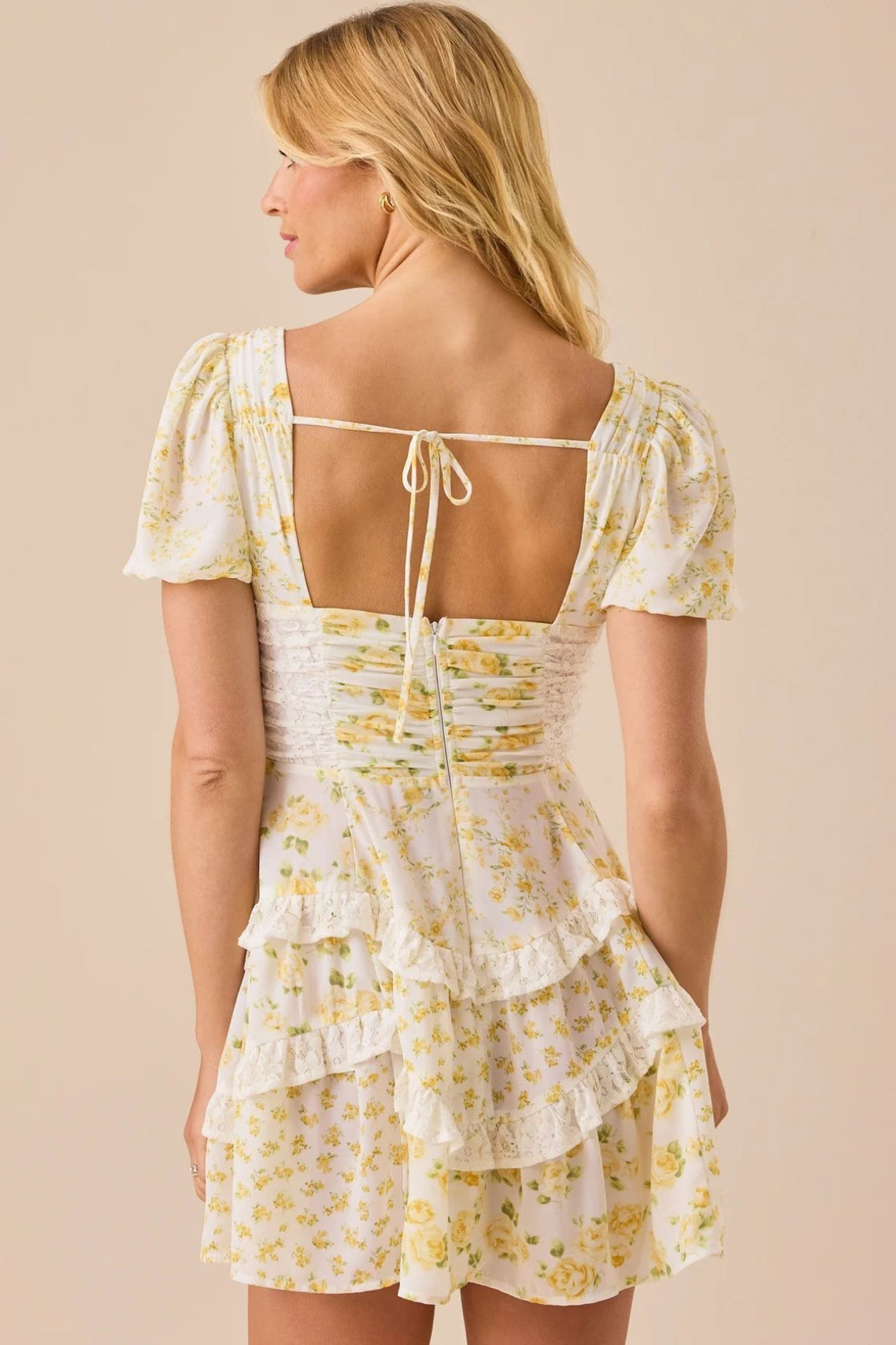 Minijurk met bloemmotief, kanten patchwork, V-hals en pofmouwen