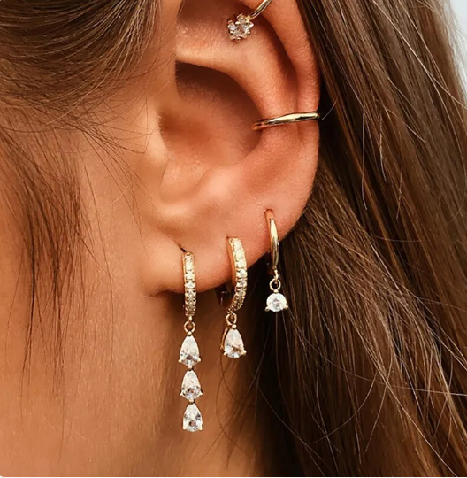 Dames zilveren oorbellenset met hoops en hangers op witte achtergrond