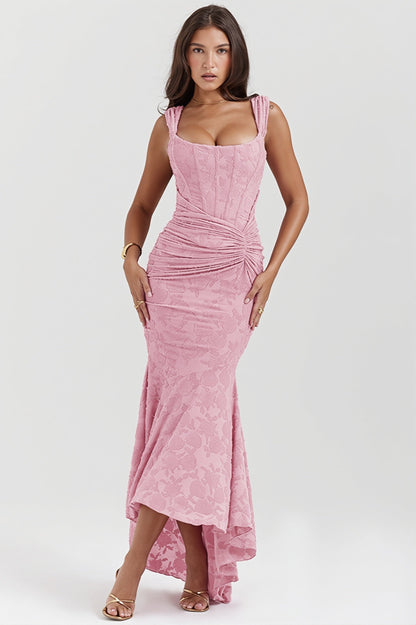 Damesmaxijurk met bloemenprint en bandeau-hals op witte achtergrond
