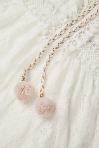 Dames midi jurk met kant gedragen in een luchtige en vrouwelijke look