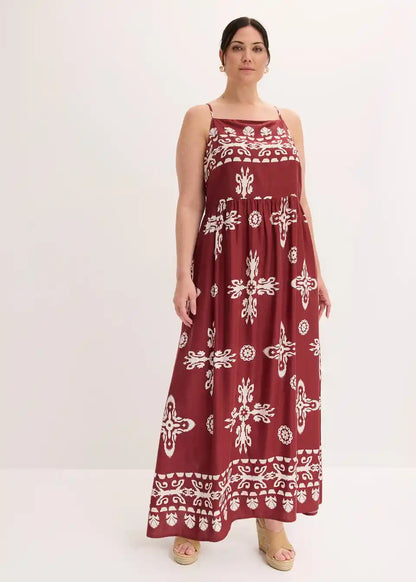 Luchtige boho maxijurk met ethnoprint gedragen door model