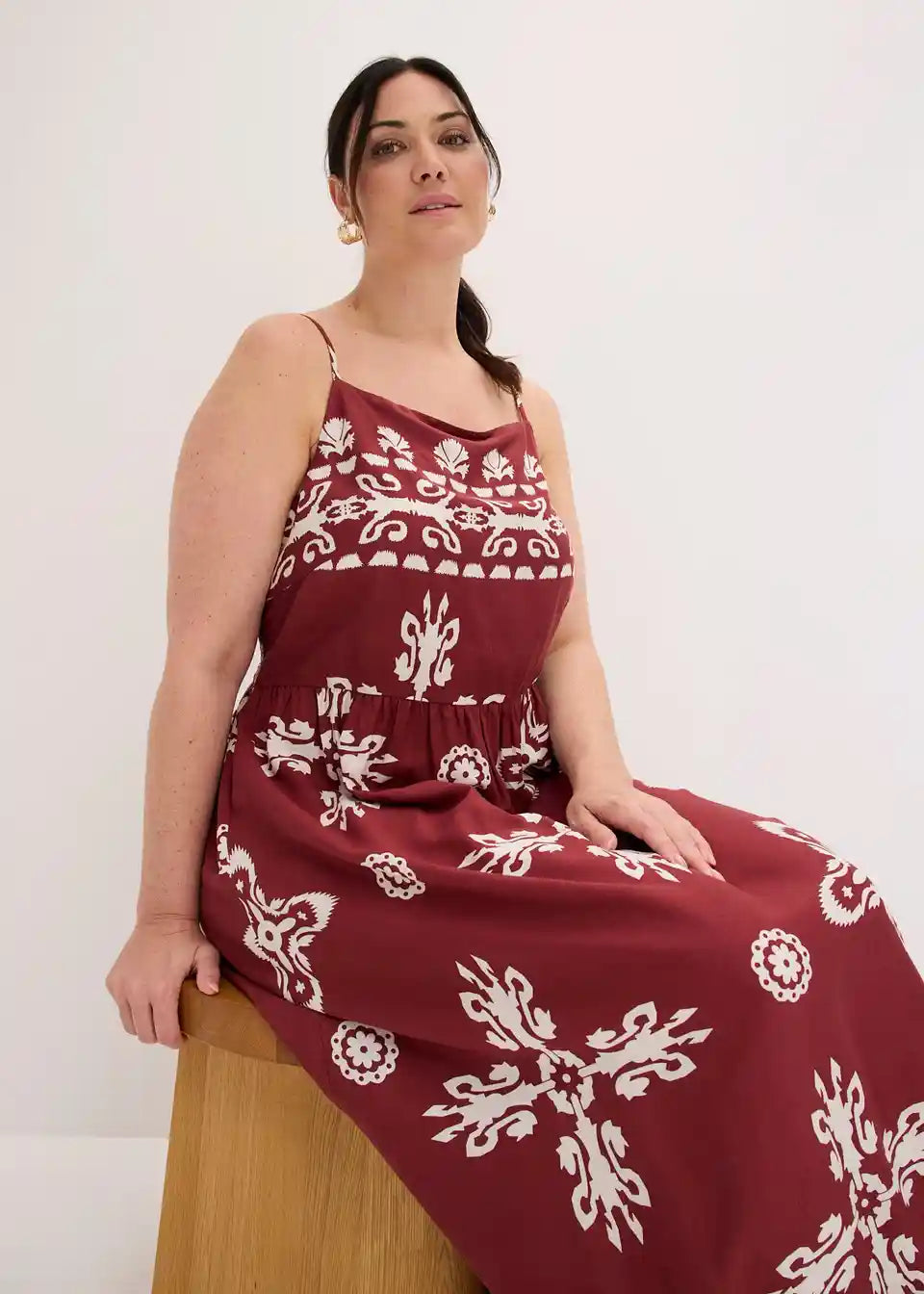 Losvallende zomer maxijurk met ethnoprint in flatterend model