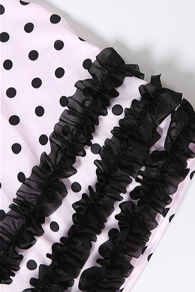 Elegante strapless mini jurk met stippenprint in studio-opname