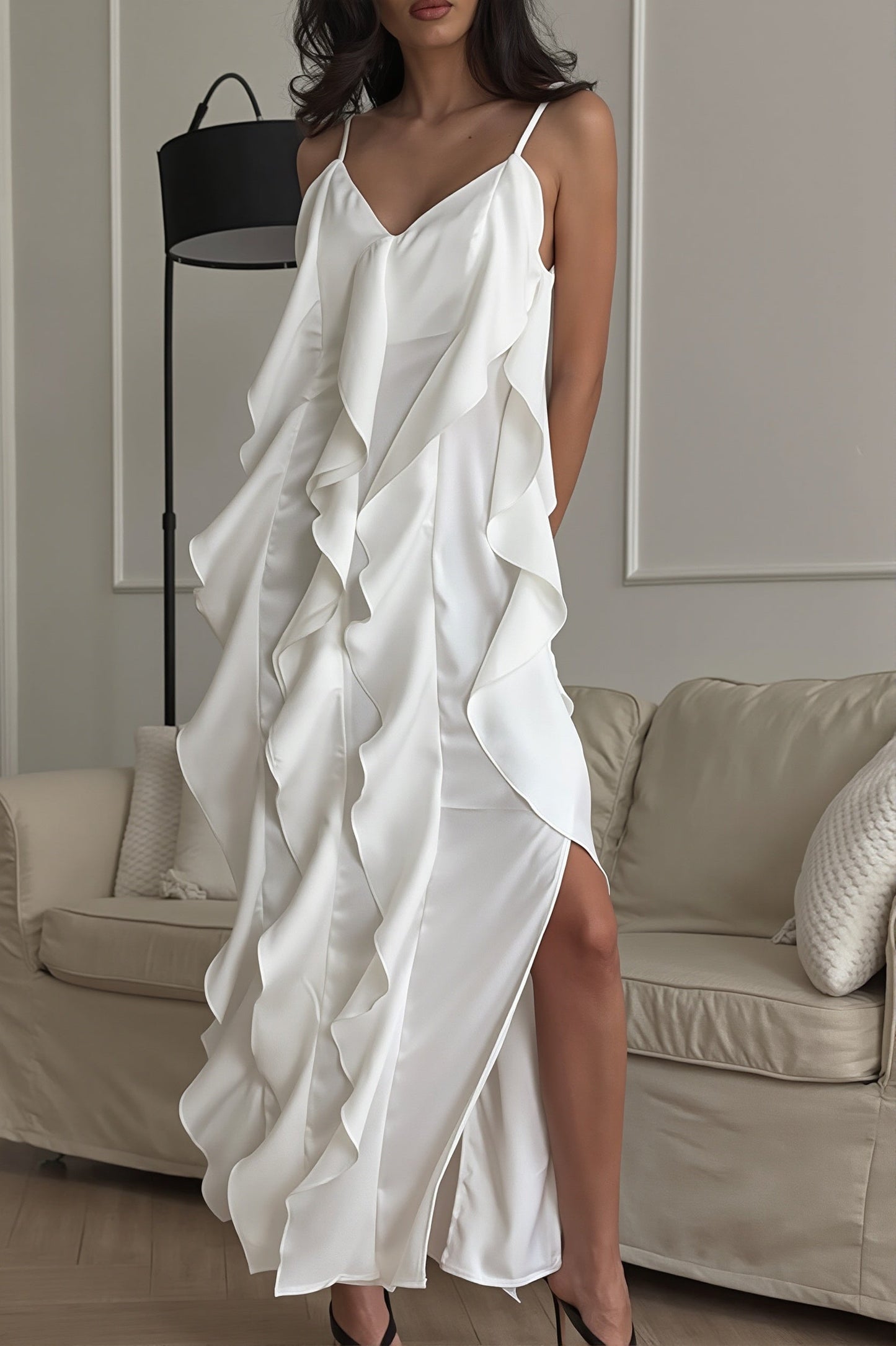 Dames maxi jurk met volants en V-hals, voorkant in volledige lengte