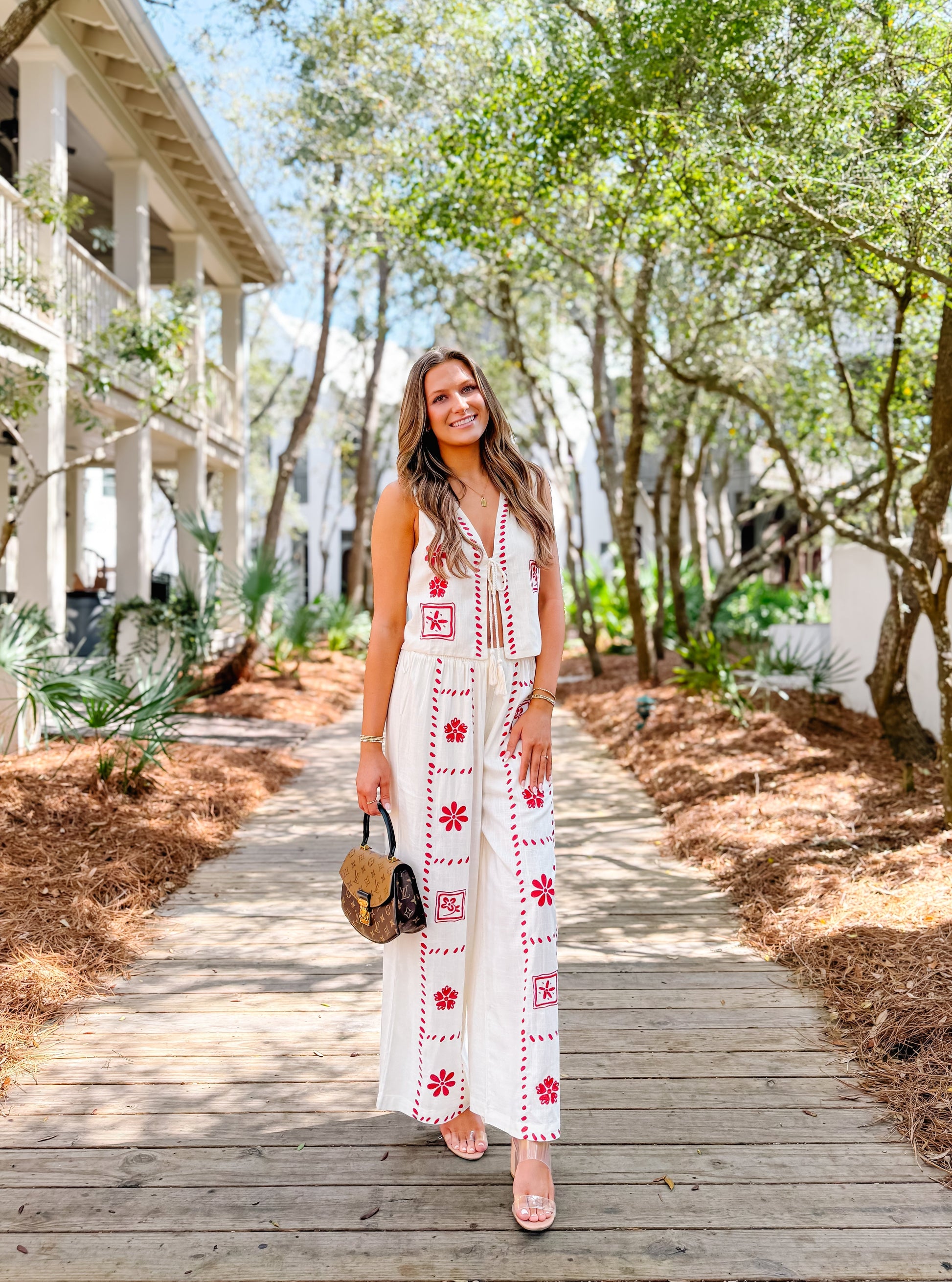 Vooraanzicht van een dames linnen set met borduursel in boho stijl