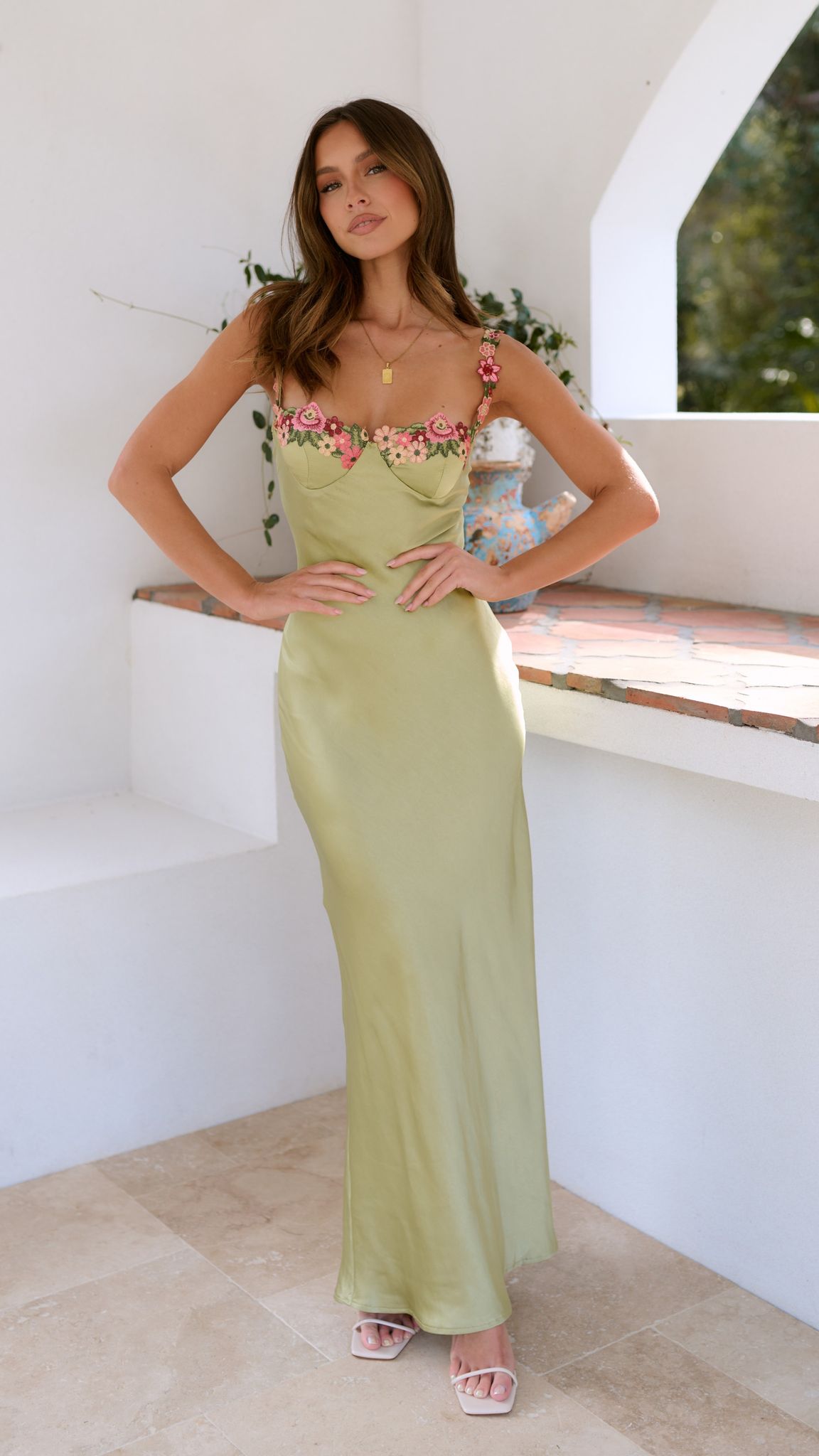 Dames maxi jurk met vloeiende pasvorm en geborduurde details