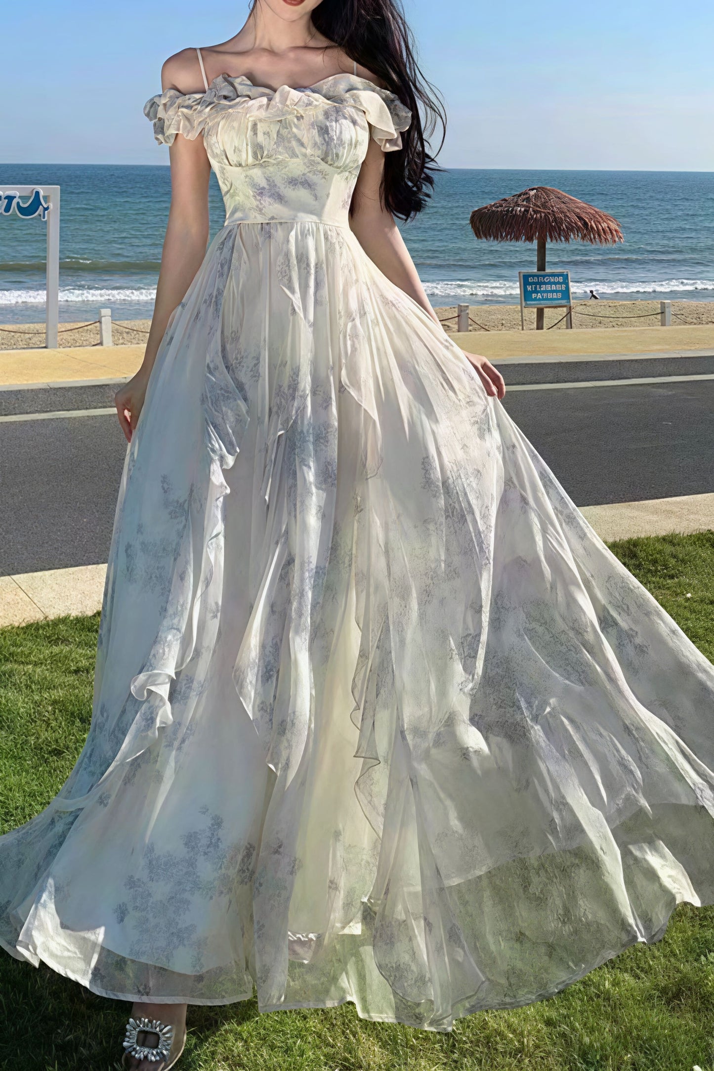 Witte Maxi Jurk met Bloemenprint en Volant Spaghettibandjes