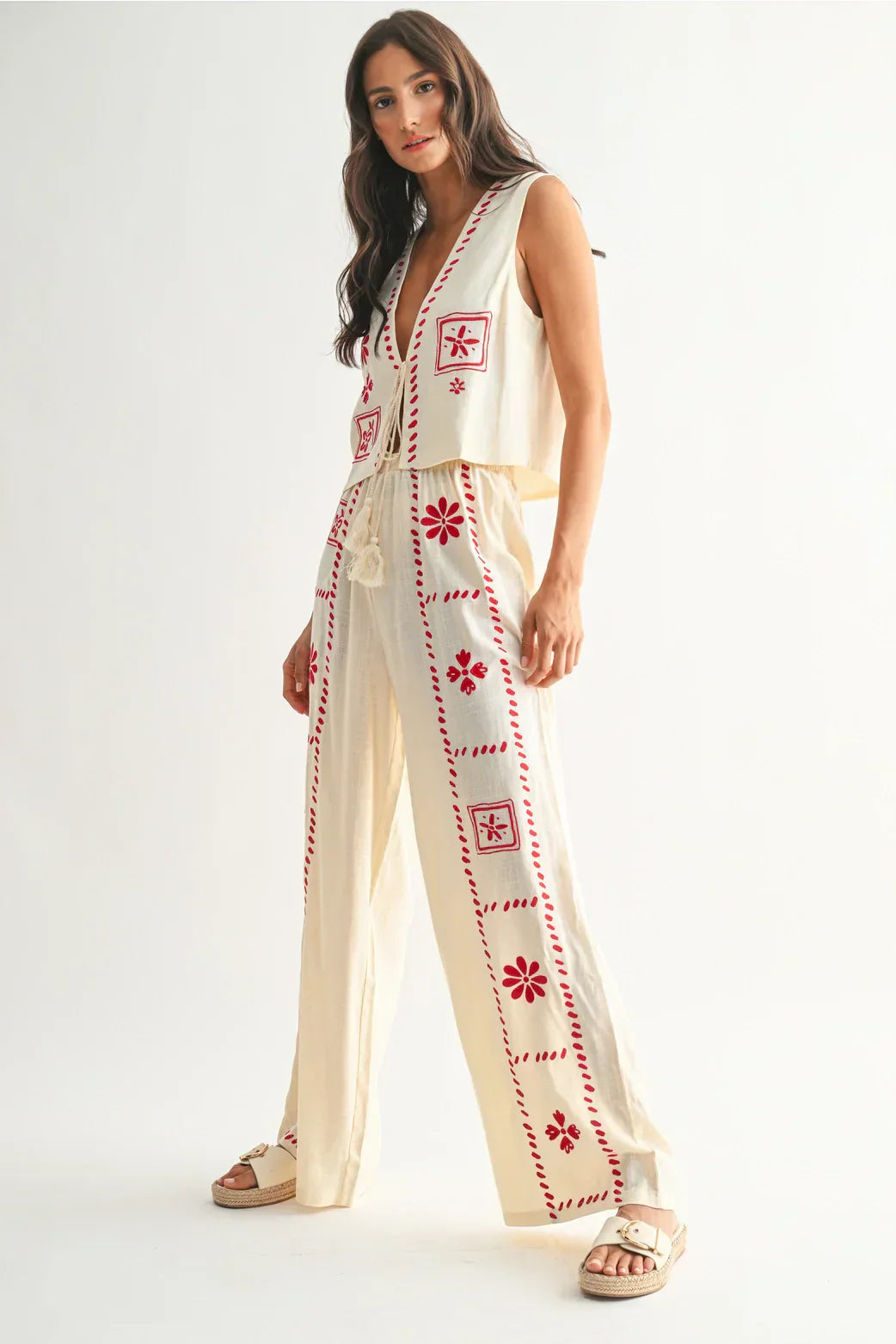 Detail van borduursel op een linnen co-ord set voor dames