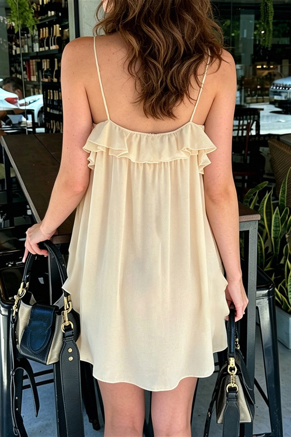Achteraanzicht van de dames mini jurk met asymmetrische zoom en elegante pasvorm