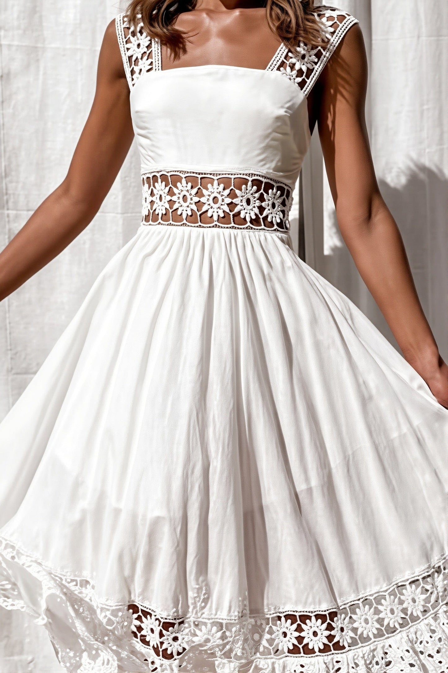 Detail van dames maxi jurk met kant, uitsnijdingen en bohemian uitstraling