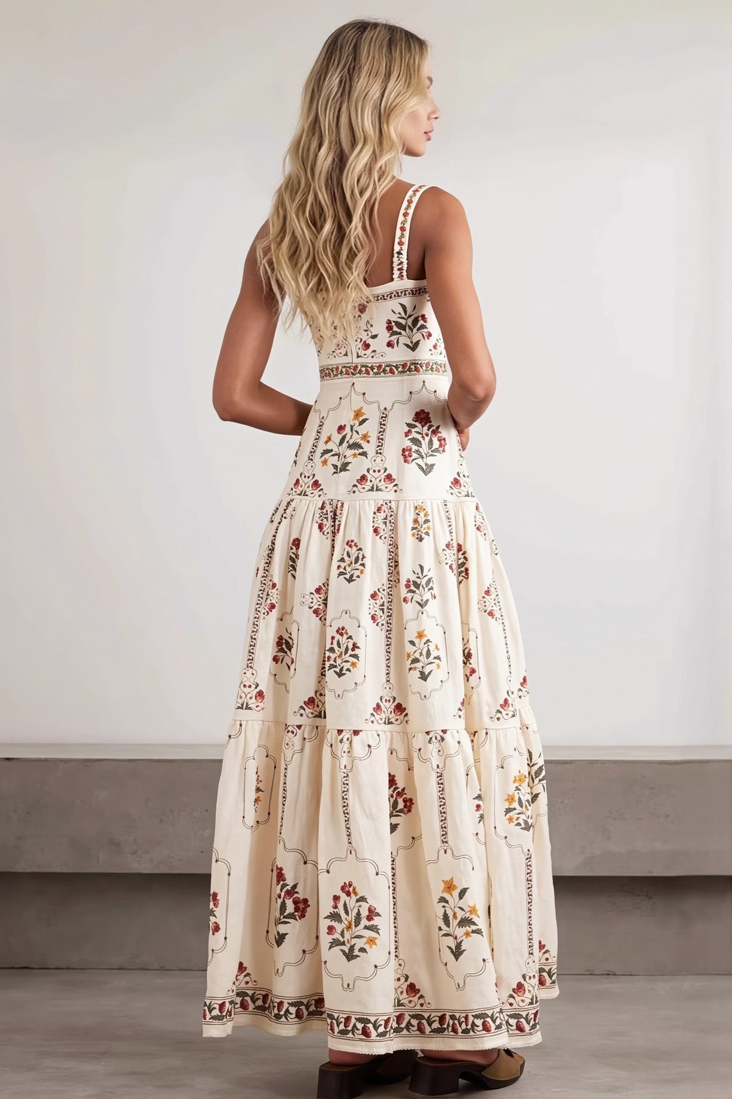 Lange boho damesjurk met kleurrijke bloemenprint en zwierige pasvorm