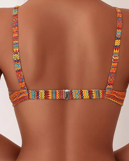 Dames bikini tweedelige set gedragen bij het zwembad