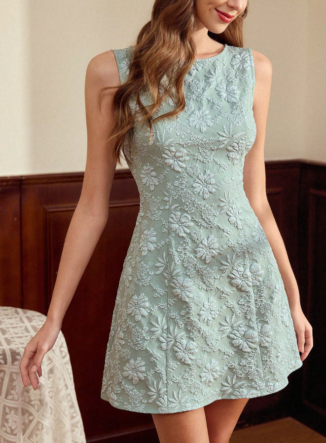 Elegante mouwloze midi jurk met bloemenprint gedragen door model