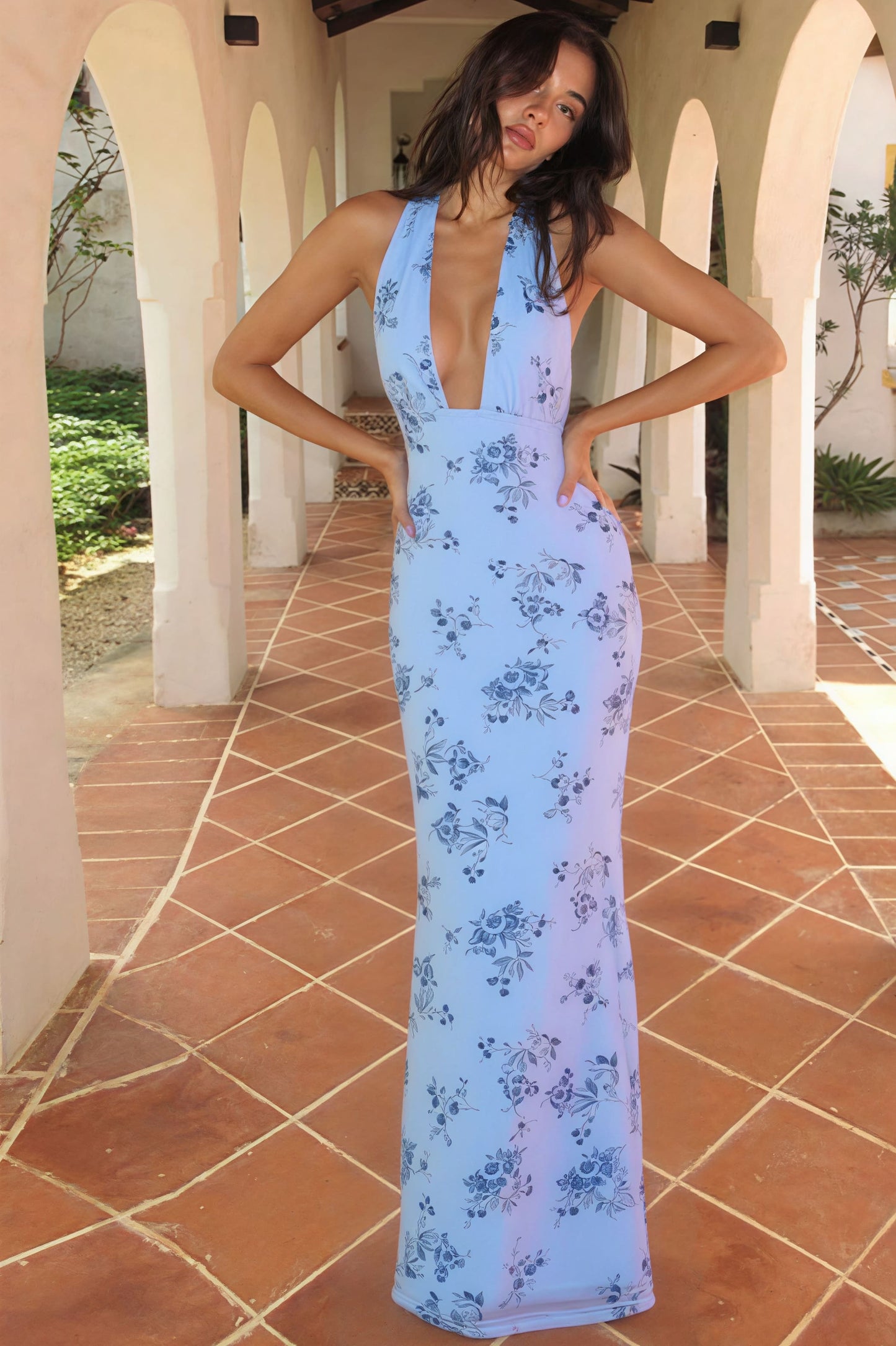 Maxi-jurk met bloemenprint, open rug en strik, blauw