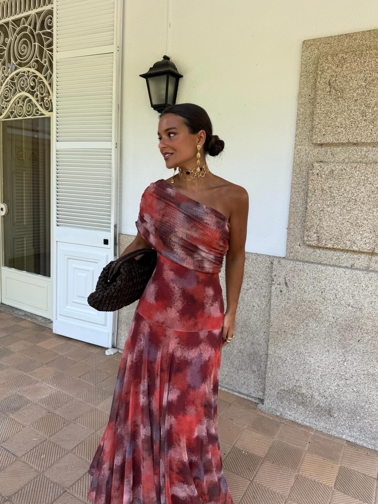 Dames maxi jurk met one-shoulder ontwerp en all-over print voorkant