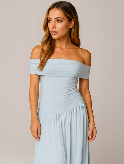 Damesmodel toont de elegante pasvorm van de lange jurk