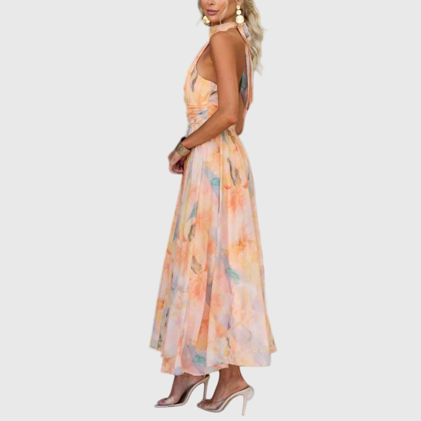 Achteraanzicht van een dames maxi jurk met kleurverloop en haltermodel