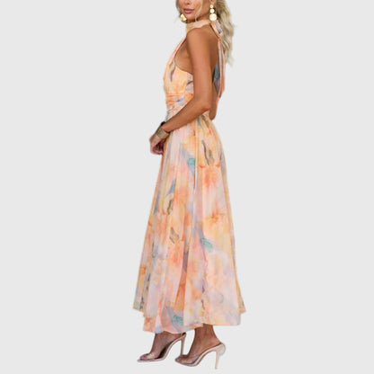 Achteraanzicht van een dames maxi jurk met kleurverloop en haltermodel