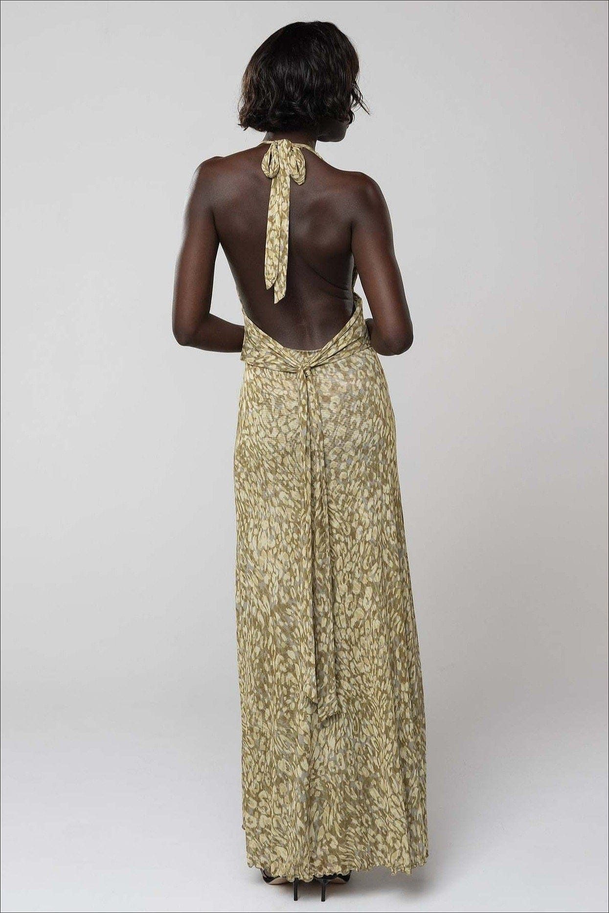 Zijaanzicht van de dames halter maxi jurk met open rug