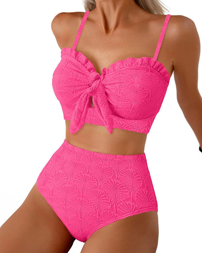 Bikinitop met bandjes en knoopdetail in close-up