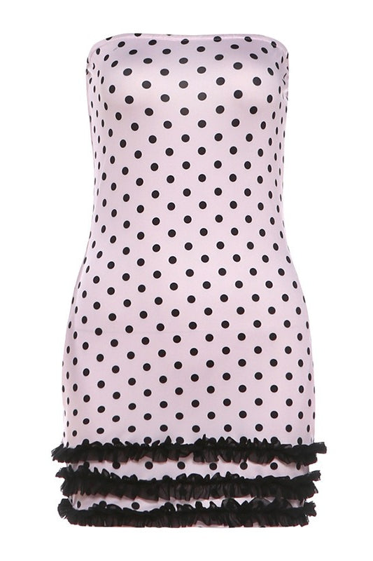 Detail van bustier halslijn en stippenprint van de mini jurk