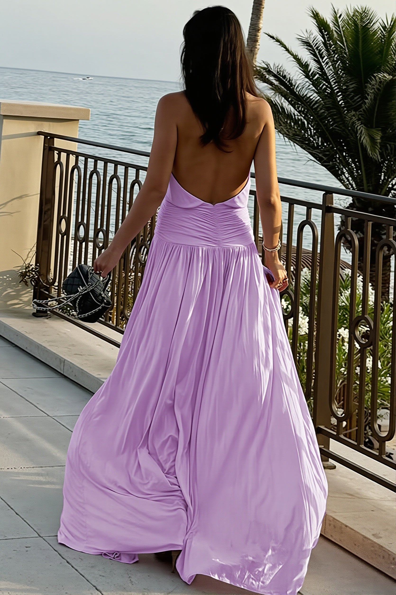 Dames halter maxi jurk met open rug en vloeiende rok, zijaanzicht