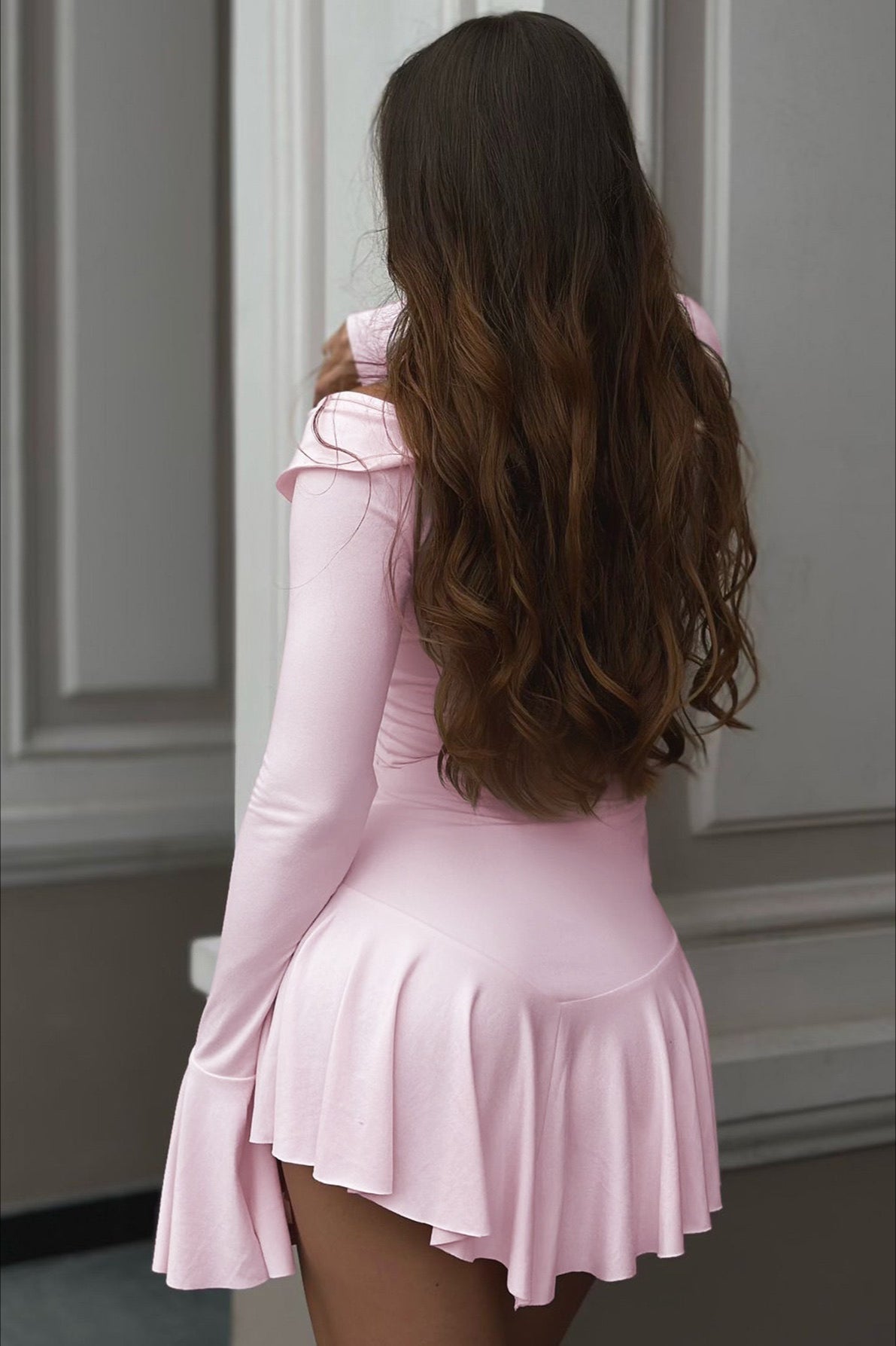 Dames bodycon mini jurk met ruches en uitlopende mouwen, achterkant