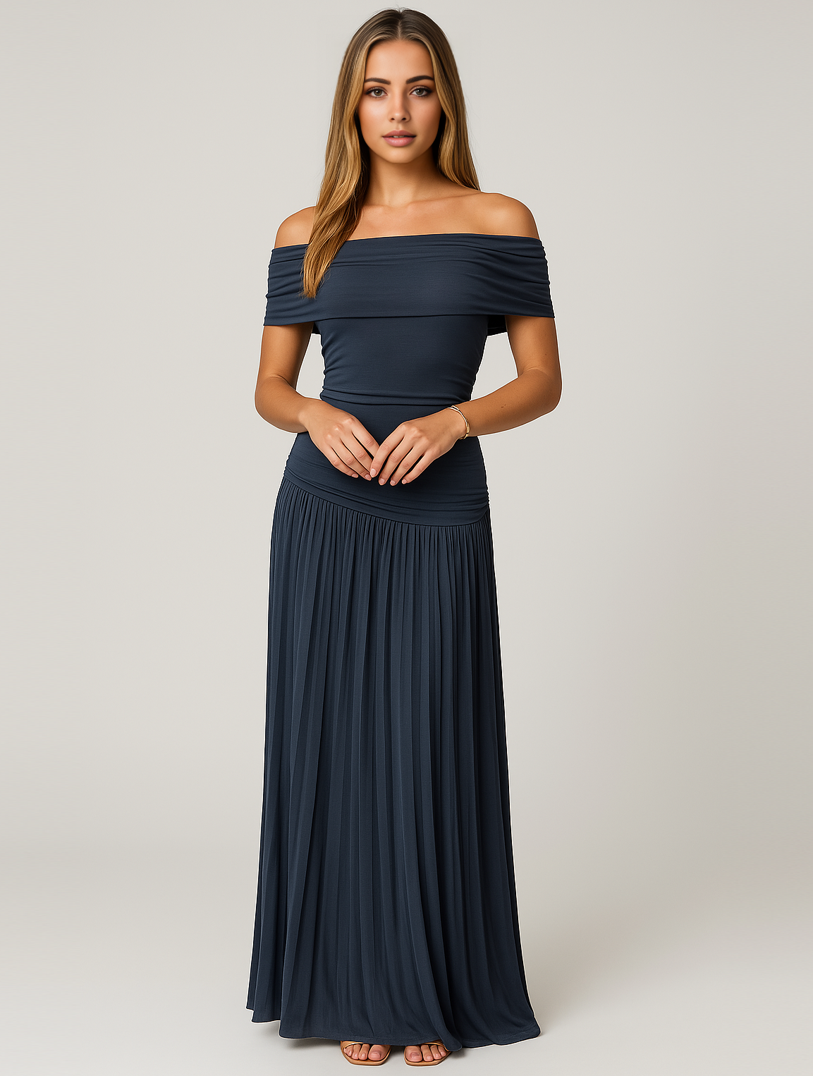 Geplooide maxi-jurk gestyled als feestelijke outfit voor een bruiloft