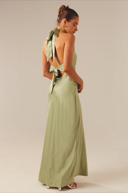 Dames lange bodycon jurk met V-hals en slanke pasvorm, studiofoto