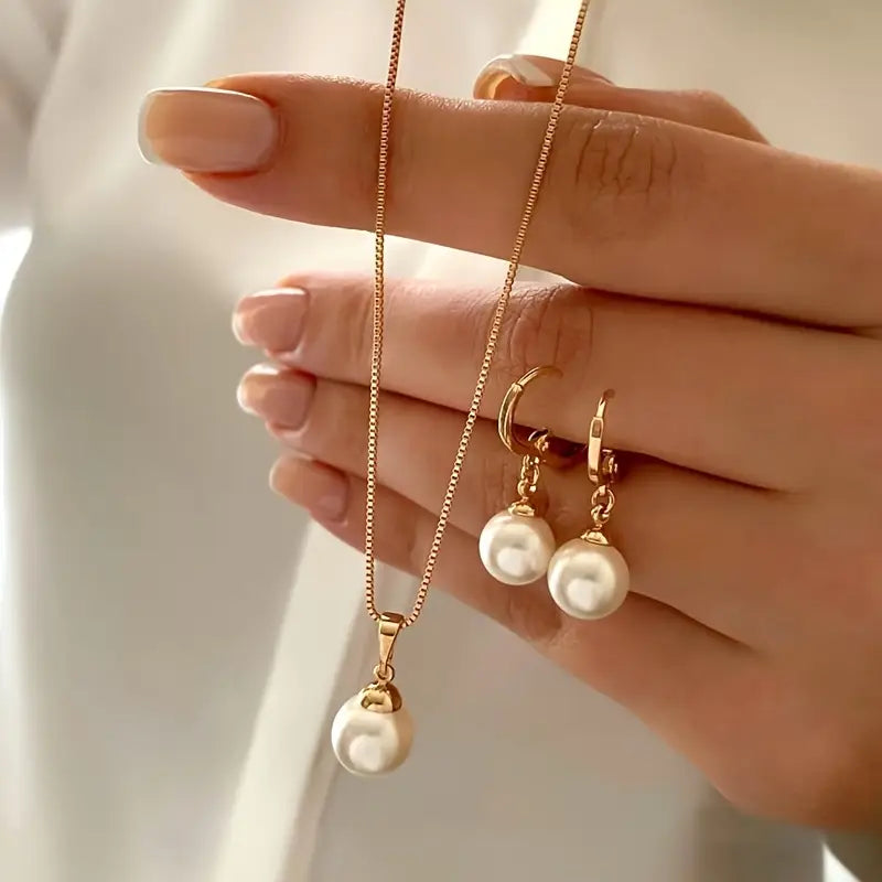 Detailopname van de parelketting uit de dames sieradenset