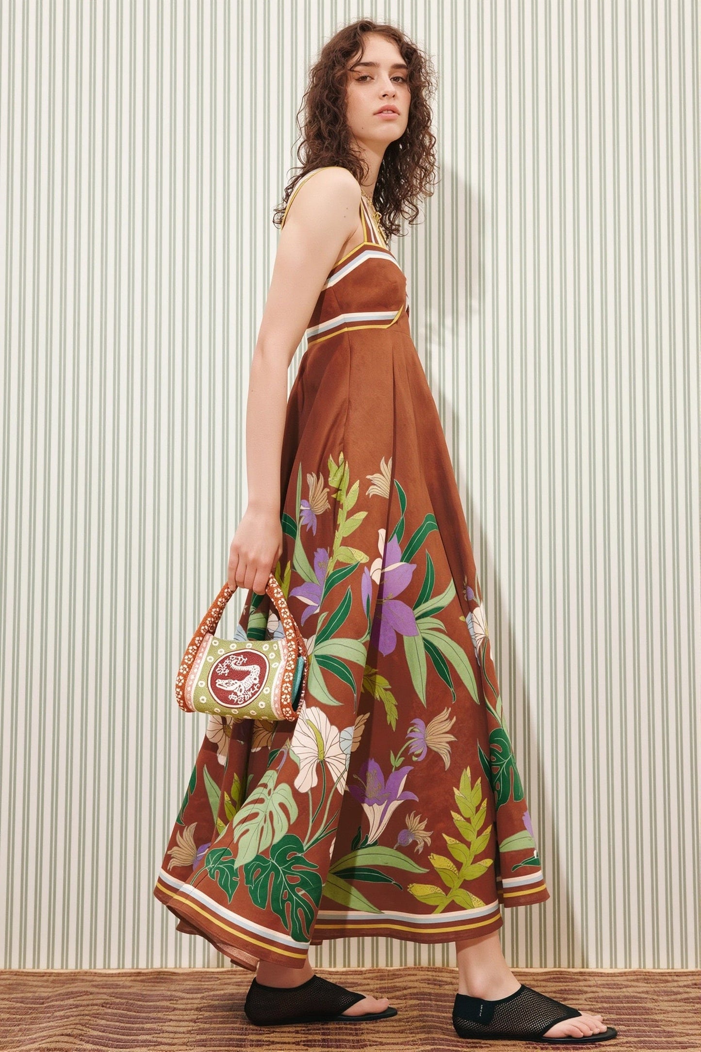 Lange casual damesjurk met bloemenprint en strepen, gedragen in volledig beeld