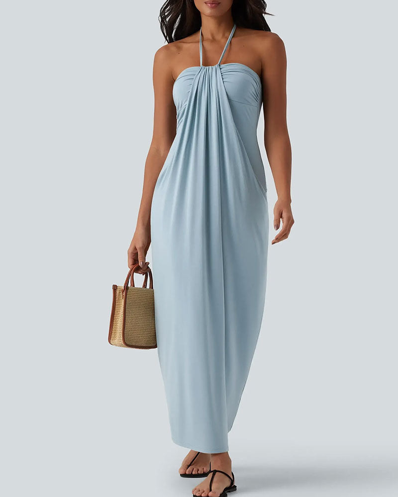 Dames halter maxi jurk met vloeiende rok gedragen in een staande pose