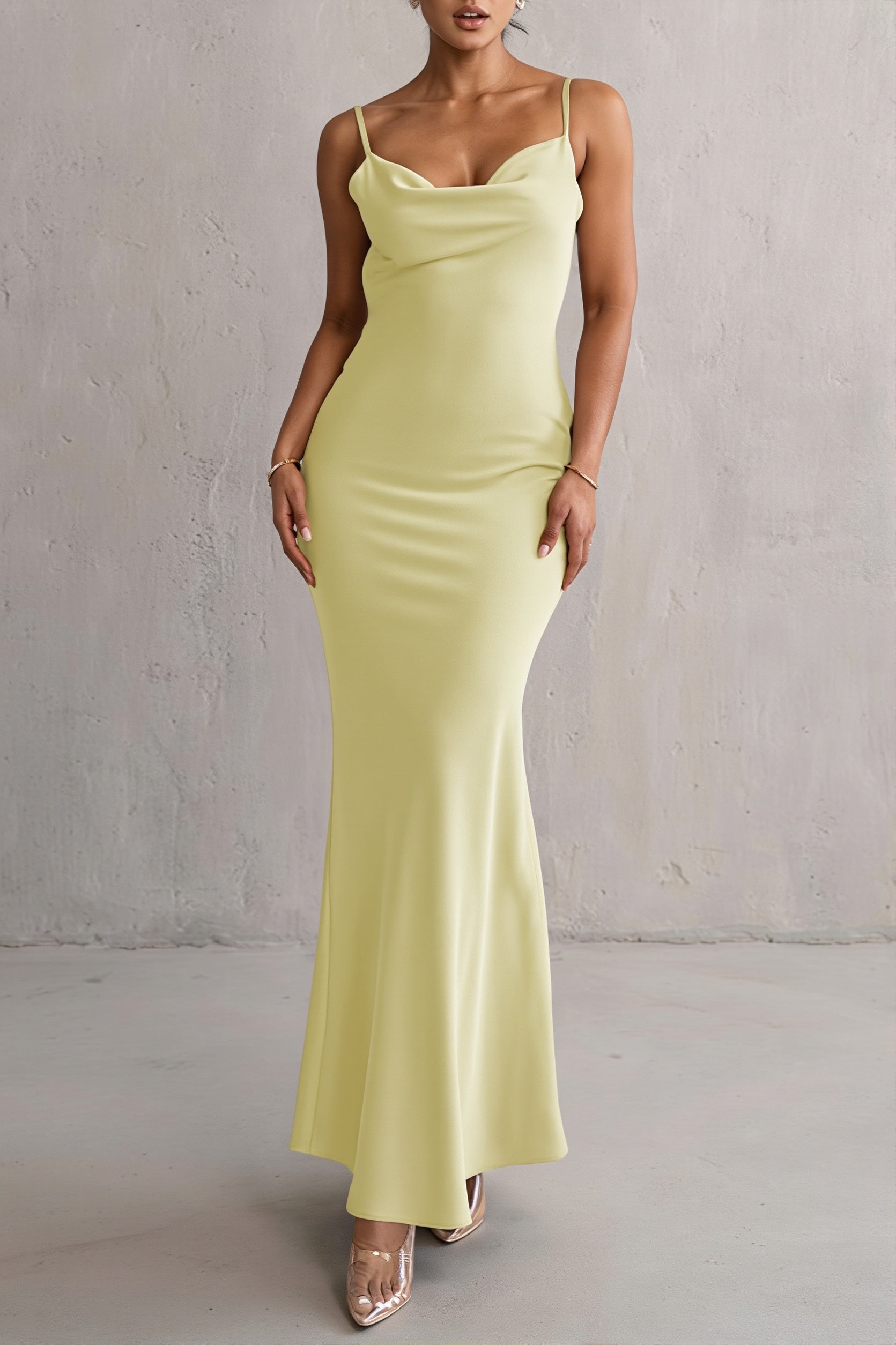Maxi slipdress gedragen door model met verfijnde avondlook