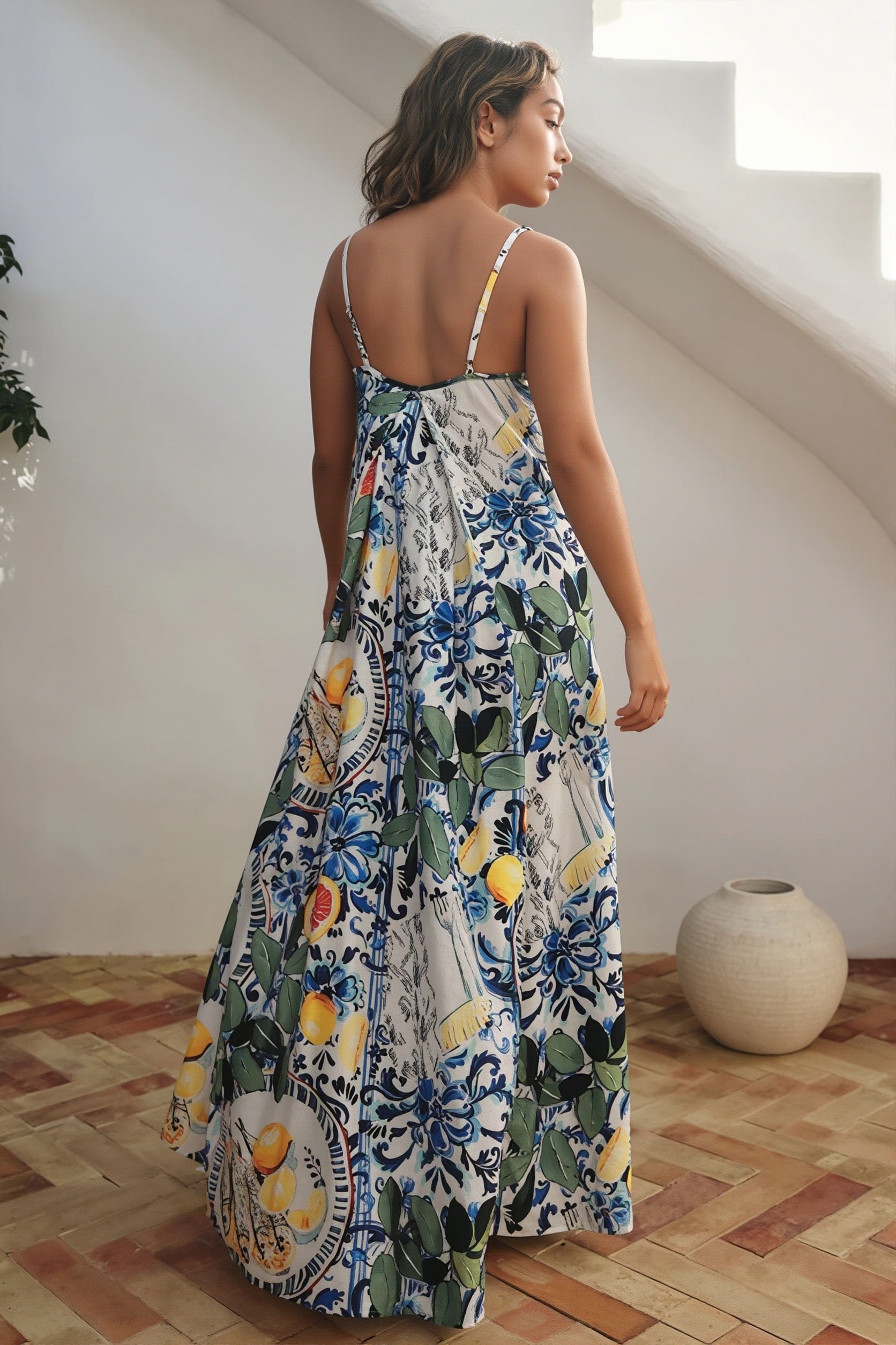 Detail van de stof en bladprint van de losse maxi jurk voor dames