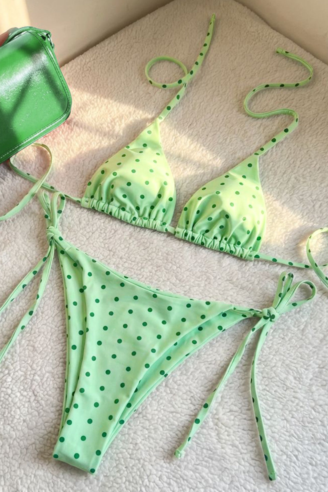 Achteraanzicht van dames triangel bikini met stippenprint