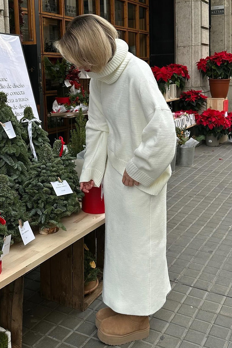 Tweedelige damesoutfit met oversized coltrui en maxirok