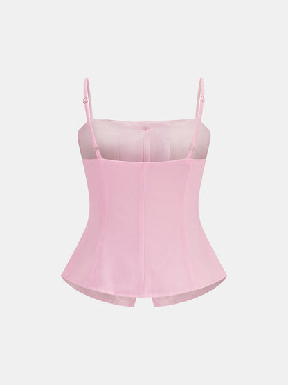 Detail van de camitop met knoopsluiting aan de voorkant van de dames rokset