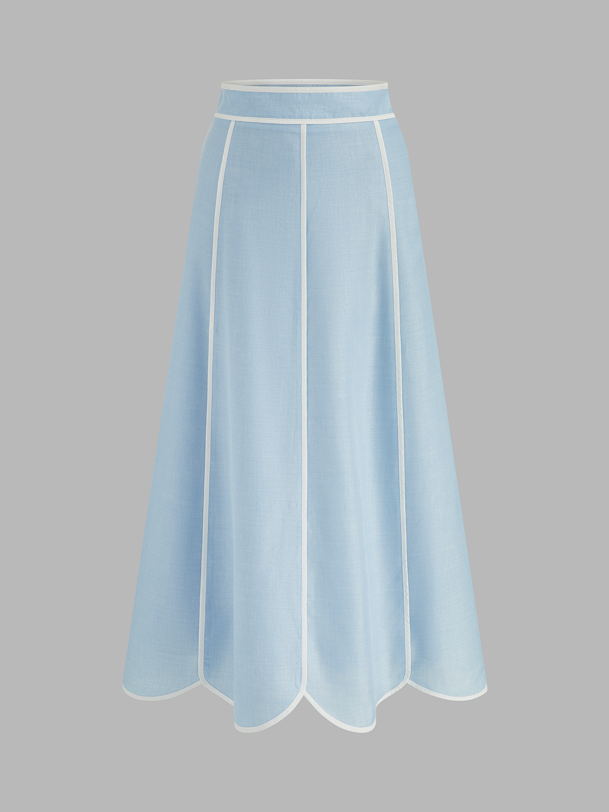 Detail van de geschulpte rand van de halter crop top en rok