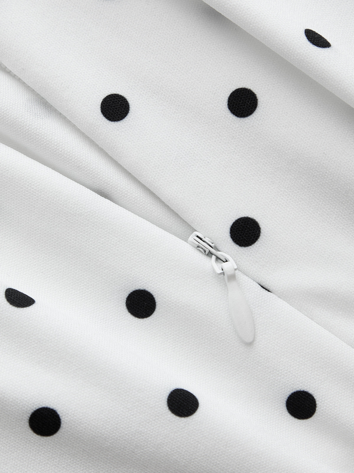 Detail van de dames maxi jurk met stippen en stofstructuur