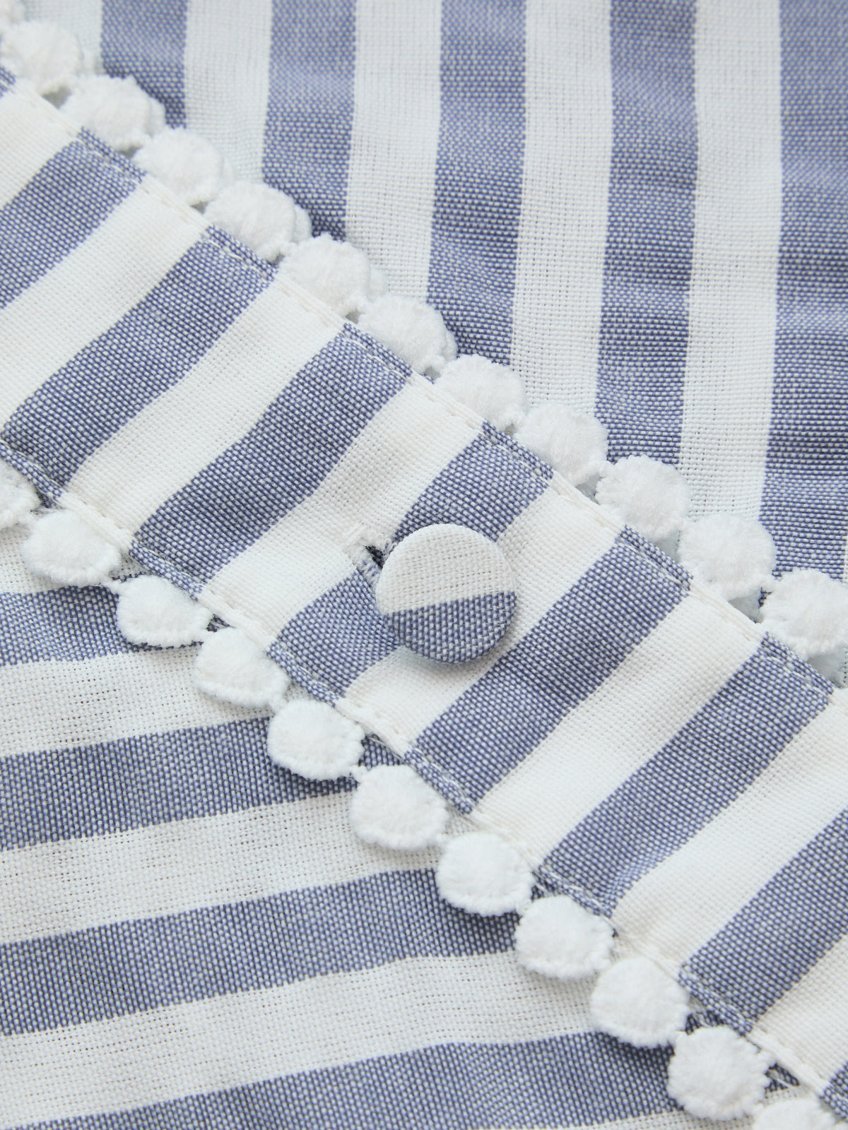 Detail van de gestreepte stof en halterhals van de midi jurk