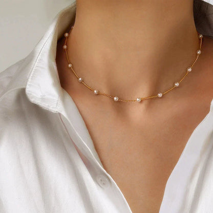 Dames parelketting met goudkleurige ketting, elegant gedragen