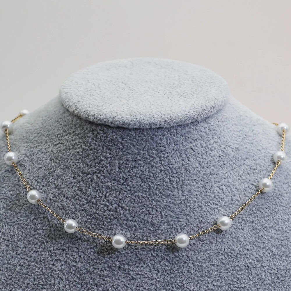 Dames sieraad met parels en een goudkleurige ketting